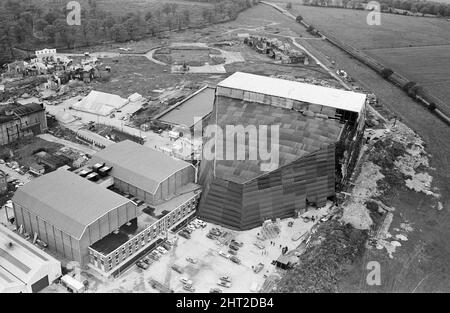 Volcano è l'interno del set cinematografico più grande e complesso mai costruito in Europa ed è stato eretto per l'ultima avventura di James Bond, You Only Live Twice, attualmente in produzione presso i Pinewood Studios, venerdì 28th ottobre 1966. Foto Stock