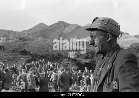 I soccorritori prendono una pausa dalla ricerca a seguito del catastrofico crollo di una punta in collirio nel villaggio gallese di Aberfan, vicino a Merthyr Tydfil, il 21 ottobre 1966. La frana risultante di 40.000 metri cubici di liquame di carbone ha inghiottito il villaggio e Pantglas Junior School uccidendo 116 bambini e 28 adulti. È stato causato da un accumulo di acqua nella roccia e scisto sulla punta locale dello spolio collirio, che improvvisamente ha iniziato a scivolare in discesa sotto forma di slurry.The eventi di Venerdì, 21 ottobre 1966 Tip no 7, che era 500 piedi sopra il villaggio di Aberfan, vicino a Merthyr Tydfil, sta Foto Stock