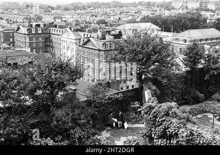 I giardini pensili a Derry e Toms in Kensington High Street, Londra. I giardini, 1 3/4 acri di estensione, sono molto popolari tra i turisti e residenti, così come gli amanti dello shopping. Prima di ritirarsi, un vicario locale vi visitò ogni giorno per tredici anni per scrivere i suoi sermoni. 12th settembre 1965. Foto Stock