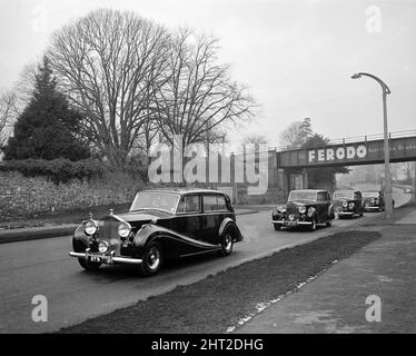 Sir Winston Churchill, Funeral Procession lascia Coventry per la chiesa di St Martin a Bladon, nei pressi di Woodstock, Oxfordshire, Inghilterra, 30th gennaio 1965. Ultimo luogo di riposo dell'ex primo ministro Sir Winston Churchill. Foto Stock