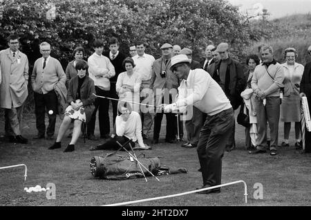 Campionati del mondo di golf di Carling a Birkdale. Il golfista portoricano Juan Antonio ' Chi Chi ' Rodriguez dimostra la sua abilità facendo scivolare la palla a terra con il suo club e poi colpendola di nuovo nelle sue mani durante il torneo. 30th agosto 1966. Foto Stock