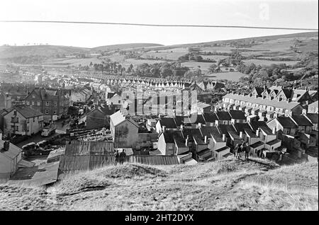 Aberfan, Galles del Sud, 21st ottobre 1966 il disastro di Aberfan è stato un crollo catastrofico di una punta di petrolio collirica nel villaggio gallese di Aberfan, vicino a Merthyr Tydfil. È stato causato da un accumulo di acqua nella roccia accumulata e scisto, che improvvisamente ha iniziato a scivolare in discesa sotto forma di slurry e ha inghiottito la scuola junior Pantglas sottostante, il 21st ottobre 1966, uccidendo 116 bambini e 28 adulti. L'immagine mostra il fango che si è fermato distruggendo una parte importante del villaggio di Aberfan. Foto scattata il 21st ottobre 1966 Foto Stock