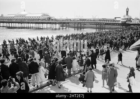 Gli stati d'animo e i rocker erano due culture giovanili britanniche in conflitto tra l'inizio e la metà del 1960s. La copertura mediatica di mod e rocker che combattevano nel 1964 ha scatenato un panico morale sui giovani britannici, e i due gruppi sono stati etichettati come diavoli popolari. Mods arrotondato dopo scontri con i rockers a Brighton. 18th aprile 1965. Foto Stock