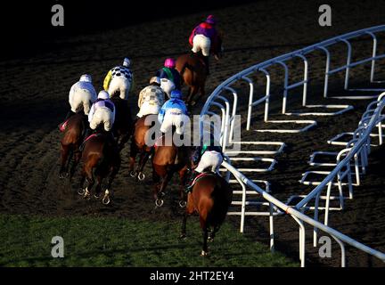 Corridori e cavalieri girano la prima curva durante il Coral impegnato a Safer Gambling Open NH Flat Race al Kempton Park racecourse. Data foto: Sabato 26 febbraio 2022. Foto Stock