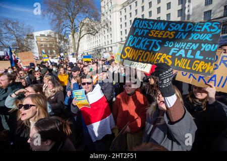 Londra, Inghilterra, Regno Unito. 26th Feb 2022. Migliaia di persone protestano contro l'invasione russa dell'Ucraina al di fuori di Downing Street. (Credit Image: © Tayfun Salci/ZUMA Press Wire) Foto Stock