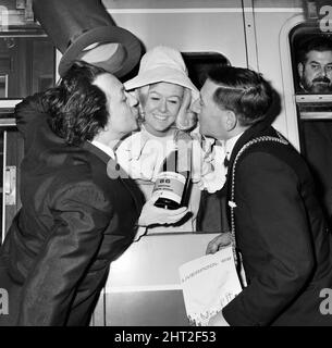 Scene fuori dal Municipio di Liverpool quando Maureen Martin (Miss Liverpool) ha lasciato a bordo di un pullman da tappa per la stazione di Lime Street per prendere il Merseyside Express per Londra dove ha presentato champagne 'Liverpool '66' e libretto al primo Ministro. Ken Dodd rode 'hotgun' sul pullman di scena per la stazione e il Signore Sindaco, Alderman David Cowley era presente sia al Municipio che alla stazione. 3rd marzo 1966. Foto Stock