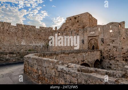La porta di San Giovanni, parte della fortificazione della città medievale di Rodi, Dodecaneso, Grecia. Foto Stock