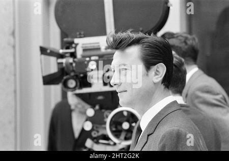 Life at the Top, 1965 film, in location filmata intorno all'edificio Economist a St James, Londra, SW1, domenica 25th luglio 1965. Il film è protagonista Laurence Harvey, che reprises il ruolo di Joe Lampton in un sequel del 1959 film Room at the Top. La nostra foto mostra .... Laurence Harvey Foto Stock