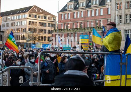 Kiel, 26. Febbraio 2022, Kundgebung der Solidarität mit der Ucraina. Mehr als 5000 Menschen haben sich friedlich auf dem Rathausplatz in Kiel versammel Foto Stock