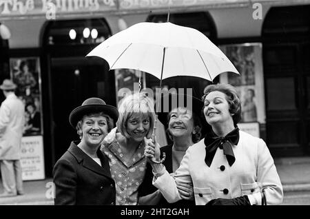 Le stelle dell'uccisione di suor George, che si trovano fuori dal St Martin's Theatre, in St Martin's Lane, sono Lally Bowers, Eileen Atkins, Beryl Reid e un'attrice senza nome. 16th giugno 1965. Foto Stock