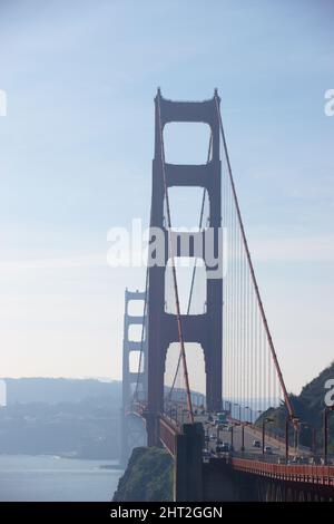 Meraviglie dell'ingegneria civile. Un grande ponte sospeso sull'acqua in un pomeriggio di sole. Foto Stock