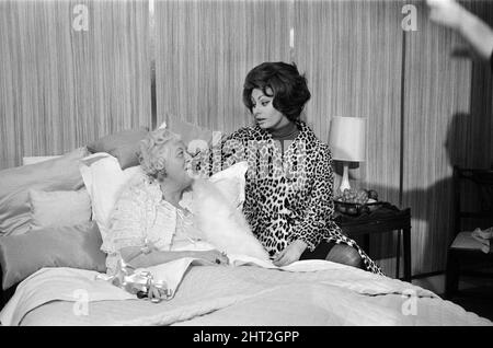 Sul set di "A Countess from Hong Kong", il nuovo film di Charlie Chaplin, Miss Margaret Rutherford ha un ruolo cameo come passeggero di mare la cui cabina è errata per la cabina di Miss Sophia Loren. Nella foto, sul set, (da sinistra a destra) Margaret Rutherford e Sophia Loren. 23rd marzo 1966. Foto Stock