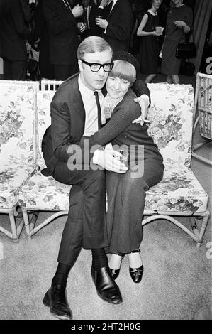 Michael Caine, protagonista del film 'Alfie' si pone con Cilla Black. 17th marzo 1966. Foto Stock
