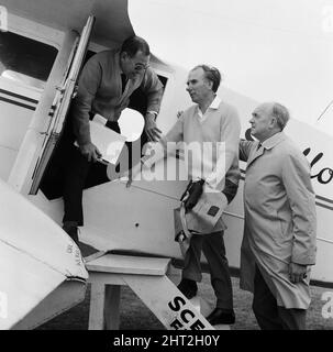 La ricerca aerea per la barca da diporto mancante Darlwyne. Il signor Rainbird (al centro) e il signor Giles (a destra) sono in procinto di salire a bordo di uno degli aerei di ricerca all'aeroporto St Just. Il Darlwyne affondò il 31st luglio 1966, il che portò alla perdita di 31 vite e il relitto della barca non fu mai trovato. I corpi di solo 12 delle 31 persone a bordo sono stati recuperati. 5th agosto 1966. Foto Stock