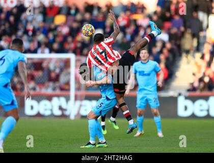 26th febbraio 2022 ; Brentford Community Stadium, Londra, Inghilterra; calcio della Premier League, Brentford contro Newcastle: Ivan Toney di Brentford sfida Fabian Schar di Newcastle United che ha portato il Brentford in avanti a ricevere cure mediche Foto Stock