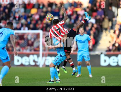 26th febbraio 2022 ; Brentford Community Stadium, Londra, Inghilterra; calcio della Premier League, Brentford contro Newcastle: Ivan Toney di Brentford sfida Fabian Schar di Newcastle United che ha portato il Brentford in avanti a ricevere cure mediche Foto Stock