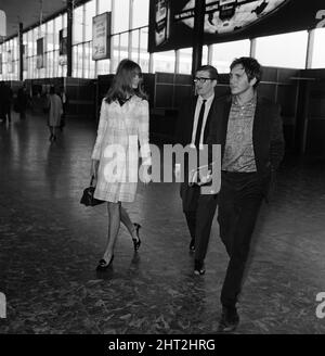 Il modello di punta Jean Shrimpton 'The Shrimp' e il suo ragazzo Terence Stamp volarono a San Francisco e Sydney. Il signor Stamp, macerato, non era propenso a spiegare perché lui e la signorina Shrimpton viaggiavano in America e in Australia. Il francobollo indossava un abito in velluto blu di mezzanotte e una camicia a collo aperto, e la signorina Shrimpton indossava un cappotto corto a forma di assegno biancastro. 26th ottobre 1965. Foto Stock