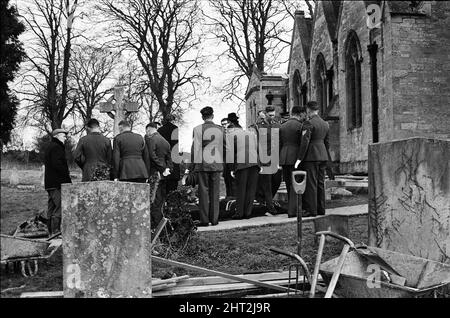 Nell'Oxfordshire viene effettuata una prova completa dei funerali di Sir Winston Churchill. Pallabaristi che abbassano la bara nella tomba appena preparata nel cortile presso la chiesa di San Martino, Bladon. 28th gennaio 1965. Foto Stock