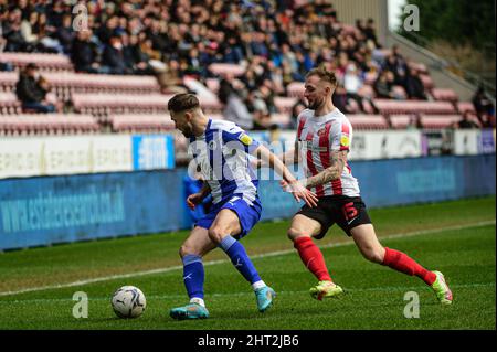 WIGAN, REGNO UNITO. FEBBRAIO 26th Gwion Edwards del Wigan Athletic FC batte Carl Winchester del Sunderland AFC alla sfera durante la partita della Sky Bet League 1 fra Wigan Athletic e Sunderland al DW Stadium, Wigan il sabato 26th febbraio 2022. (Credit: Ian Charles | MI News) Credit: MI News & Sport /Alamy Live News Foto Stock