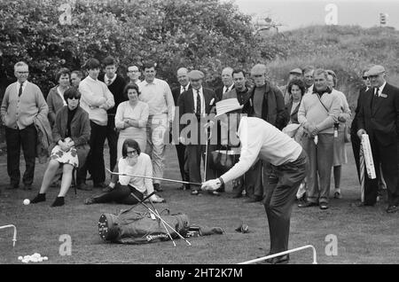 Campionati del mondo di golf di Carling a Birkdale. Il golfista portoricano Juan Antonio ' Chi Chi ' Rodriguez dimostra la sua abilità facendo scivolare la palla a terra con il suo club e poi colpendola di nuovo nelle sue mani durante il torneo. 30th agosto 1966. Foto Stock