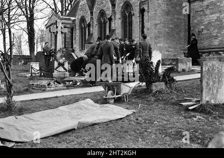 Nell'Oxfordshire viene effettuata una prova completa dei funerali di Sir Winston Churchill. La scena alla stazione di Hanborough, gli abitanti del villaggio guardano i pallbearers dalle Guardie irlandesi posizionare la bara nel cuore del motore. Schierati sullo sfondo ci sono dieci Roll Royce auto che porterà i cordoglio il viaggio di due miglia a Bladon Churchyard per l'intermento. 28th gennaio 1965. Foto Stock