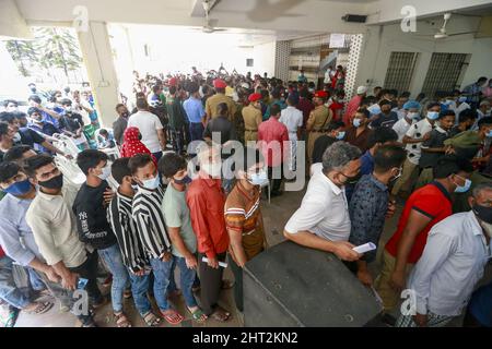 Dhaka, Bangladesh. 26th Feb 2022. La gente attende in coda per ricevere il vaccino Covid-19 in un centro di inoculazione, a Dhaka, Bangladesh, il 26 febbraio 2022. Alcuni centri di vaccinazione sono stati sopraffatti quando migliaia di persone si sono rivolte per cercare di ottenere la loro prima dose di vaccino contro il coronavirus con l’inoculazione di 10 milioni di persone in un solo giorno di guida nazionale. (Credit Image: © Suvra Kanti Das/ZUMA Press Wire) Foto Stock