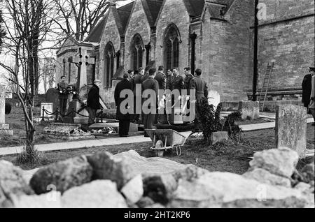 Nell'Oxfordshire viene effettuata una prova completa dei funerali di Sir Winston Churchill. Pallabearers dalle Guardie irlandesi abbassando la bara nella tomba appena preparata nel cortile della chiesa di St Martin, Bladon. 28th gennaio 1965. Foto Stock