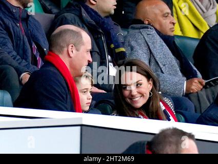 Il Duca e la Duchessa di Cambridge e il Principe Giorgio si trovano in tribuna durante la partita delle sei Nazioni della Guinness al Twickenham Stadium di Londra. Data foto: Sabato 26 febbraio 2022. Foto Stock