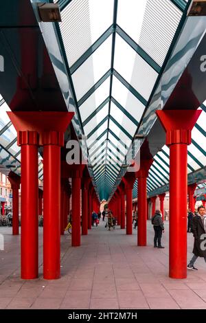 Foto verticale della stazione ferroviaria di Milano Cadorna, Milano, Italia. Foto Stock