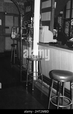 Scena all'interno del pub Blind Beggar su Whitechapel Road, Stepney, a cui è stato girato George Cornell, l'associato della gang Richardson. Lo sgabello vicino al registratore di cassa è il luogo in cui è stato girato il signor Cornell. Ronald Kray fu accusato del suo omicidio. 11th marzo 1966. Foto Stock