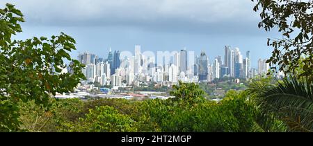 Panama City, vista dal Parco Naturale Metropolitano, giungla nella città. Foto Stock