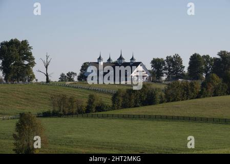 Vista dello storico fienile della fattoria di Manchester in una giornata di sole a Lexington Kentucky Foto Stock