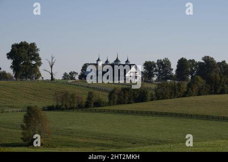 Vista dello storico fienile della fattoria di Manchester in una giornata di sole a Lexington Kentucky Foto Stock