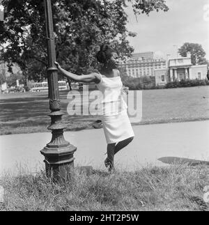 Nina Simone, raffigurata presso un ufficio stampa della sua Philips Record Company, presso Stanhope Place, Hyde Park, Londra, W2. Nina Simone era una cantante, cantautore, musicista, arrangiatore e attivista per i diritti civili. La sua musica ha abbracciato un'ampia gamma di stili musicali, tra cui classica, jazz, blues, folk, R&B, vangelo e pop. Foto scattata il 14th luglio 1965 Foto Stock
