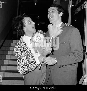 Il comico Ken Dodd è raffigurato con i calciatori di Liverpool. 30th aprile 1965. Foto Stock