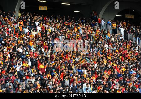 Tunisi, Tunisia. 26th Feb 2022. Tunisi, Tunisia. Febbraio 26, 2022. Le squadre di calcio Esperance Sportive de Tunis (EST) e Ã© votoile Sportive du Sahel (ESS) si confrontano allo stadio Rades di Tunisi durante una partita per la CAF African Champions League nella capitale tunisina (Credit Image: © Hasan Mrad/IMAGESLIVE via ZUMA Press Wire) Foto Stock