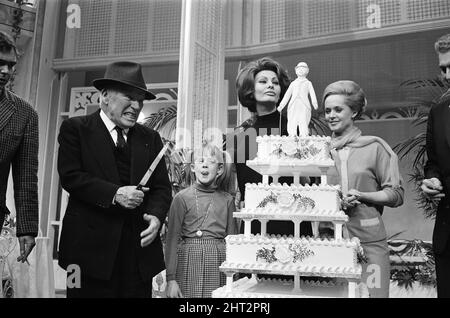 L'attore e regista Charlie Chaplin leggenda dei film muti celebra il suo 77th compleanno sul set a Pinewood dove sta realizzando un nuovo film 'Contess from Hong Kong'. Da sinistra a destra, Charlie Chaplin, Melanie Griffith (figlia di Tippi Hedren), Sophia Loren e Tippi Hedren. 15th aprile 1966. Foto Stock