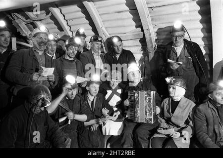 Servizio carol da minatori 600 piedi giù. Nel canto dei Caroli di Natale si elevano una fisarmonica e voci minatrici. Wath Main Colliery, vicino a Mexborough, South Yorkshire. 23rd dicembre 1966. Foto Stock