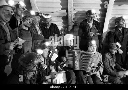 Servizio carol da minatori 600 piedi giù. Nel canto dei Caroli di Natale si elevano una fisarmonica e voci minatrici. Wath Main Colliery, vicino a Mexborough, South Yorkshire. 23rd dicembre 1966. Foto Stock