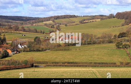 Un paesaggio rurale inglese sulle colline Chiltern nella valle di Hambleden con pecore al pascolo e casale Foto Stock