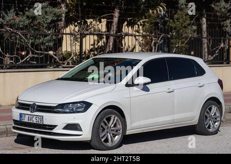 Side, Turchia – 02 2022 febbraio: Silver Volkswagen Polo è parcheggiata sulla strada in una calda giornata estiva contro il parco Foto Stock