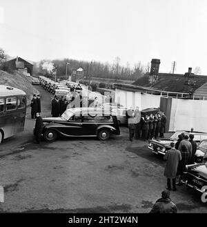 Nell'Oxfordshire viene effettuata una prova completa dei funerali di Sir Winston Churchill. La scena alla stazione di Hanborough, gli abitanti del villaggio guardano i pallbearers dalle Guardie irlandesi posizionare la bara nel cuore del motore. Schierati sullo sfondo ci sono dieci Roll Royce auto che porterà i cordoglio il viaggio di due miglia a Bladon Churchyard per l'intermento. 28th gennaio 1965. Foto Stock