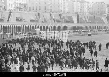 Gli stati d'animo e i rocker erano due culture giovanili britanniche in conflitto tra l'inizio e la metà del 1960s. La copertura mediatica di mod e rocker che combattevano nel 1964 ha scatenato un panico morale sui giovani britannici, e i due gruppi sono stati etichettati come diavoli popolari. Mods arrotondato dopo scontri con i rockers a Brighton. 18th aprile 1965. Foto Stock