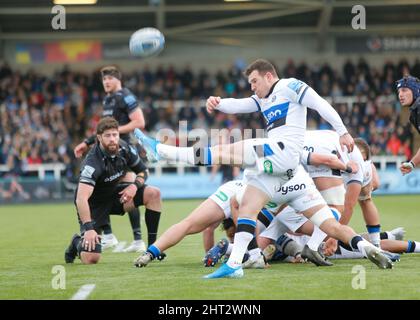 Newcastle, Regno Unito. 26th Feb 2022. NEWCASTLE UPON TYNE, REGNO UNITO. FEB 26th.ben Spencer di Bath si libera durante la partita Gallagher Premiership tra Newcastle Falcons e Bath Rugby a Kingston Park, Newcastle sabato 26th febbraio 2022. (Credit: Chris Lishman | MI News) Credit: MI News & Sport /Alamy Live News Foto Stock