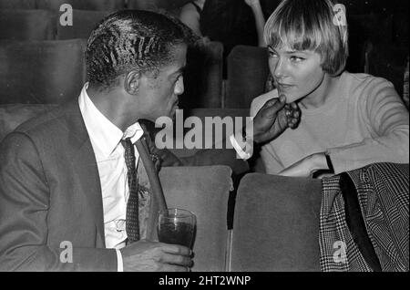 Sammy Davis Jnr. Con sua moglie May Britt che ha provato per il Royal Variety Show 1966. 14th novembre 1966. 1966-2977-Rolla Foto Stock