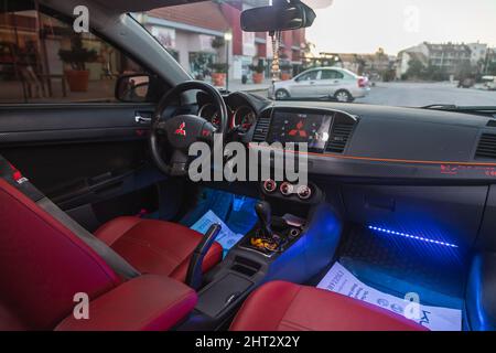 Side, Turchia – Febbraio 02 2022: Mitsubishi Lancer , primo piano del cruscotto, giocatore, volante, leva dell'acceleratore, pulsanti, sedili con blu Foto Stock