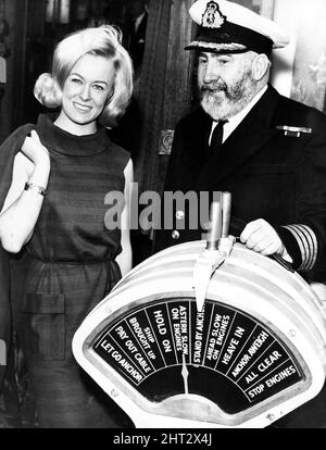 Miss Liverpool, Maureen Martin, con Commodore William e Warwick CBE RD RNR che fu il primo Maestro del QE2 prima di ritirarsi nel 1972. Foto a bordo della Carinzia a Liverpool, Merseyside, 8th dicembre 1966. Foto Stock