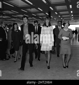 Il modello di punta Jean Shrimpton 'The Shrimp' e il suo ragazzo Terence Stamp volarono a San Francisco e Sydney. Il signor Stamp, macerato, non era propenso a spiegare perché lui e la signorina Shrimpton viaggiavano in America e in Australia. Il francobollo indossava un abito in velluto blu di mezzanotte e una camicia a collo aperto, e la signorina Shrimpton indossava un cappotto corto a forma di assegno biancastro. 26th ottobre 1965. Foto Stock