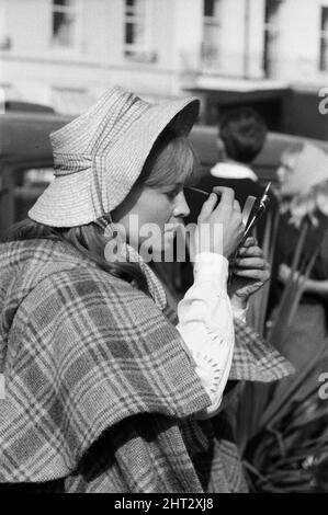 Julie Christie sul set di 'lontano dalla folla paurosa' a Weymouth, Dorset. 27th settembre 1966. Foto Stock
