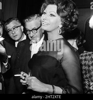 Sophia Loren alla conferenza stampa del Savoy Hotel di Londra, dove ha discusso i dettagli del primo film di Charlie Chaplin per nove anni. Regia e Sophia sta recando nel film "A Countess from Hong Kong". 1st novembre 1965. Foto Stock